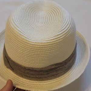 - Broner fedora hat.